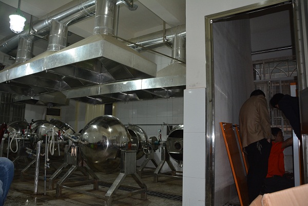 宜都医疗制药厂夹层锅配套50公斤芭乐视频成人网站现场安装调试图