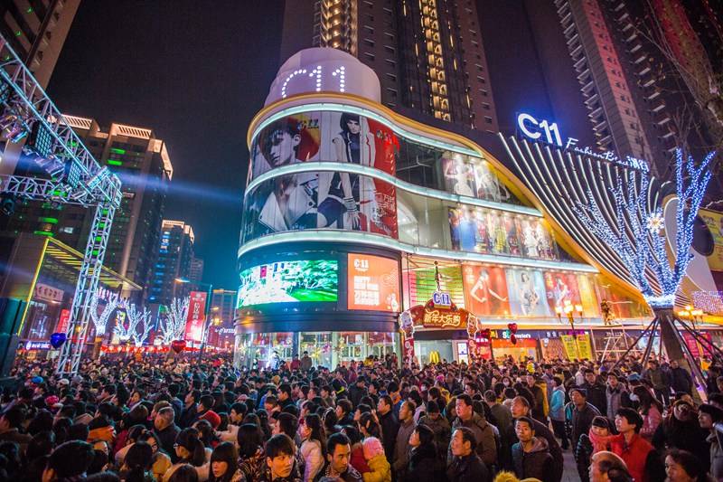 疫情之下使用芭乐视频APP黄色版下载安装人体消毒机进行人体表面消毒杀菌保障公共场合卫生安全