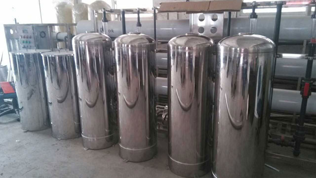 不锈钢容器生产难免有污渍，使用蒸汽发生器高温清洗效果好