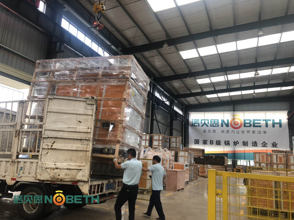 0.5T低氮芭乐视频成人网站工人师傅正在检查设备