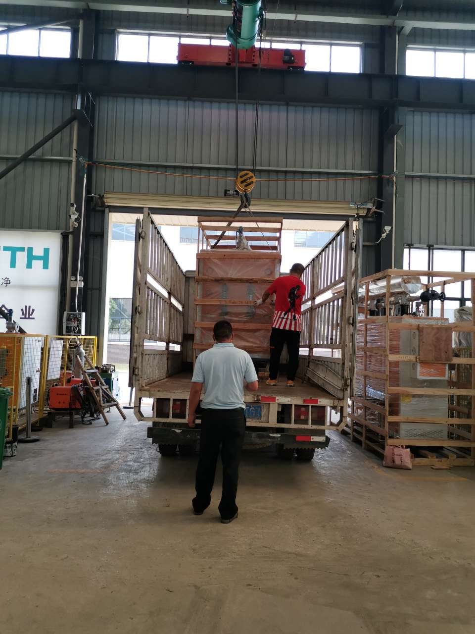 芭乐视频APP黄色版下载安装的工作人员正在吊装医院用72kw电蒸汽发生器上车