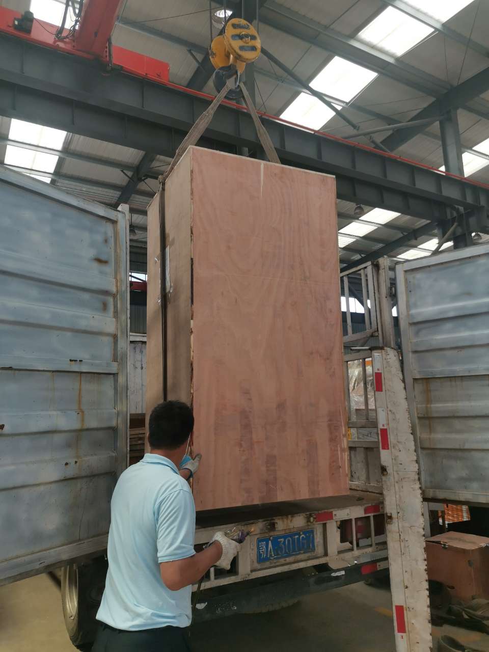 啤酒发酵全自动芭乐视频污污污在线下载打包好正在吊装去往物流点