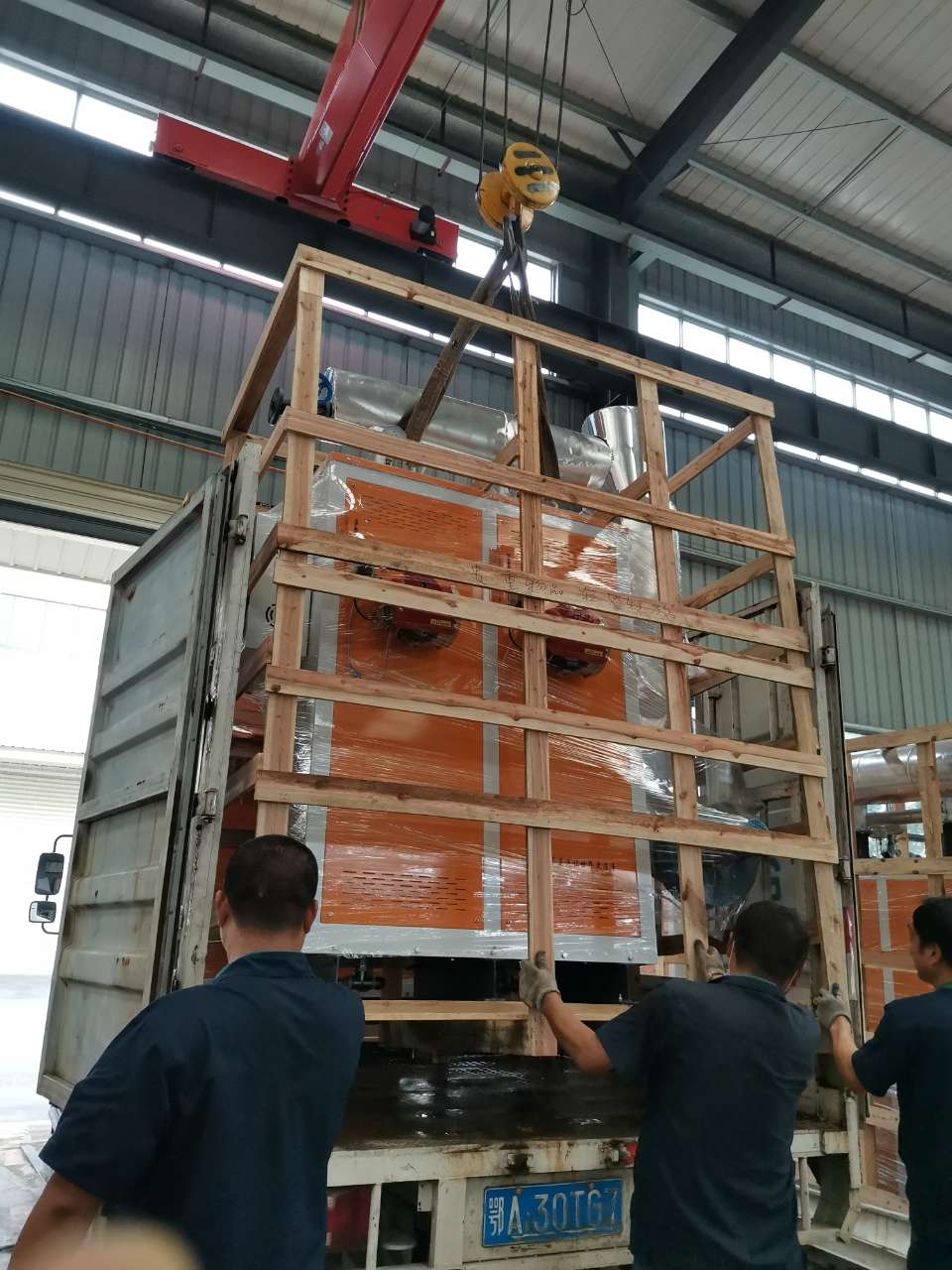 四川泡沫定型芭乐视频成人网站使用木条固定打包中